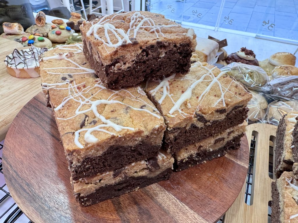 Imagen de bizcochos con chocolate en escaparate de pastelería americana en Zaragoza