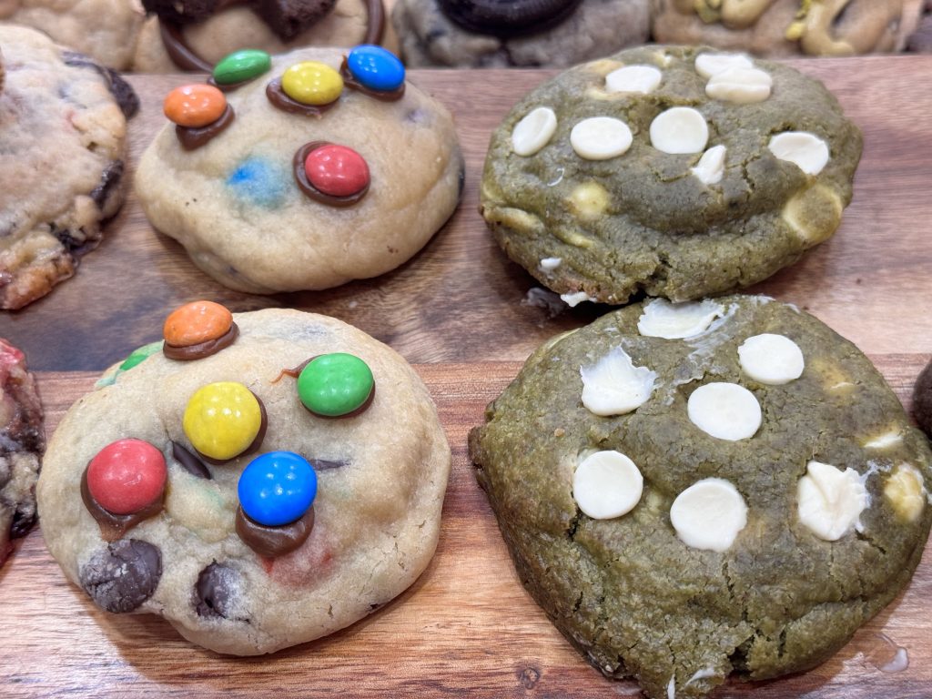 Imagen de galletas americanas variadas con lacasitos y chocolate blanco