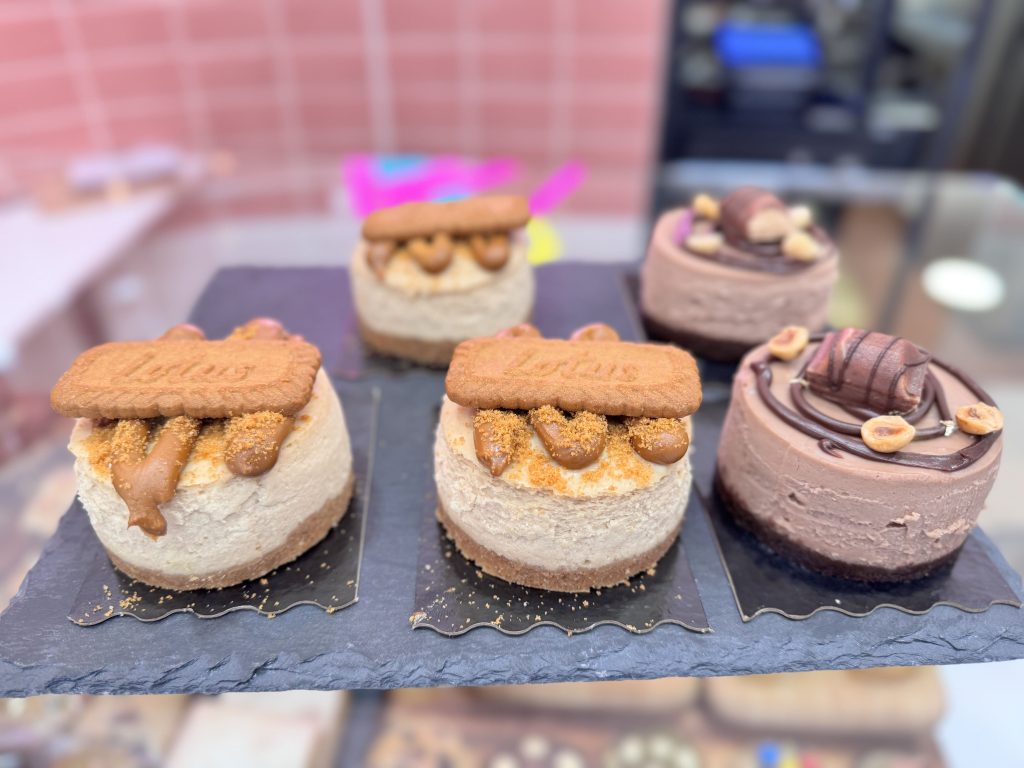 Imagen de cheese cakes variadas en una bandeja