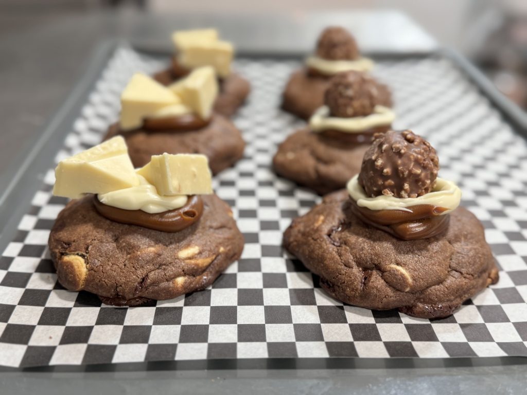 Imagen de una bandeja de Cookies de chocolate en una pastelería americana en Zaragoza