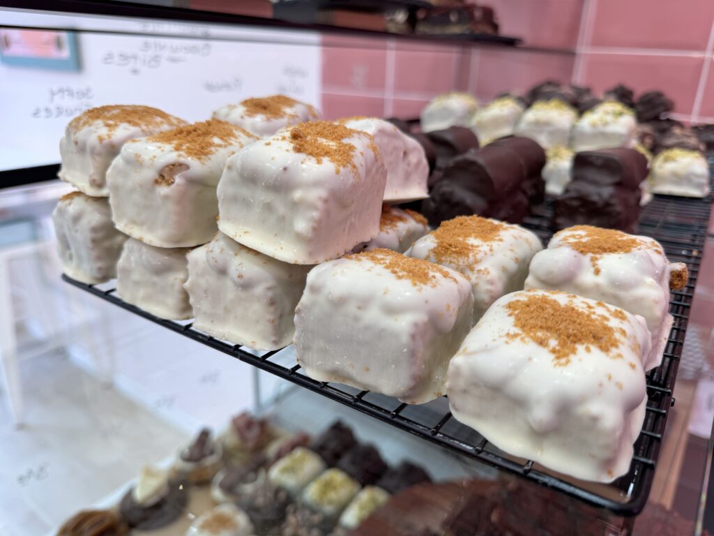 Imagen de una bandeja de pasteles de chocolate blanco y negro en pastelería americana en Zaragoza